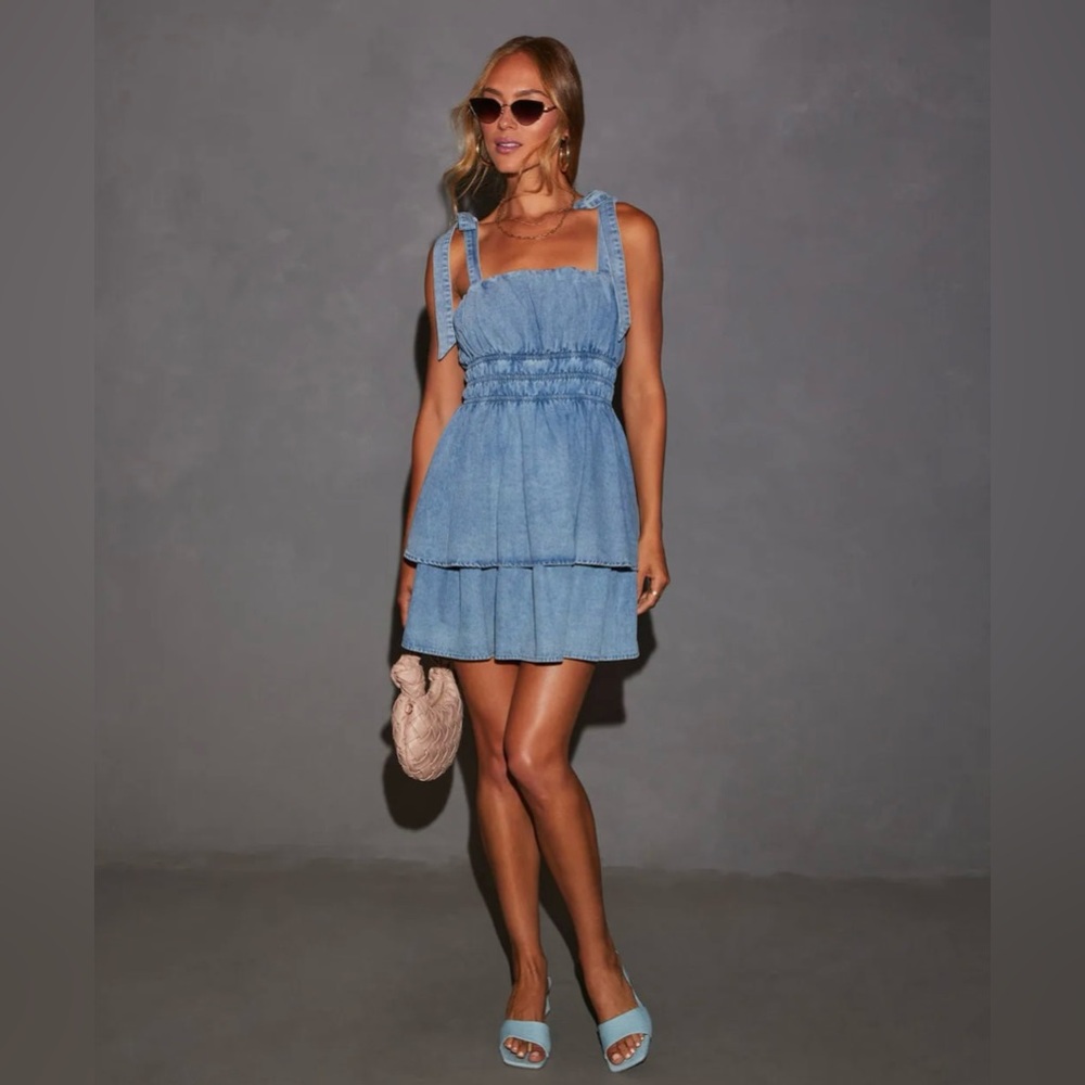 Vici Picnic Sweetheart Denim Mini Dress in Light Indigo size medium